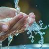 Mains sous l'eau