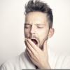 Homme bailler dormir sommeil 1