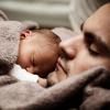 Homme bebe dormir sommeil